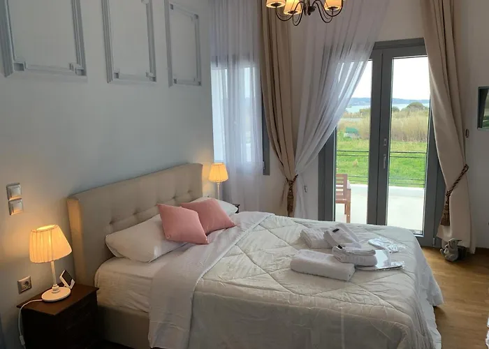 Mavrokastro アダマス