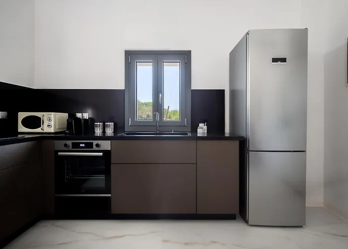 Mavrokastro アダマス