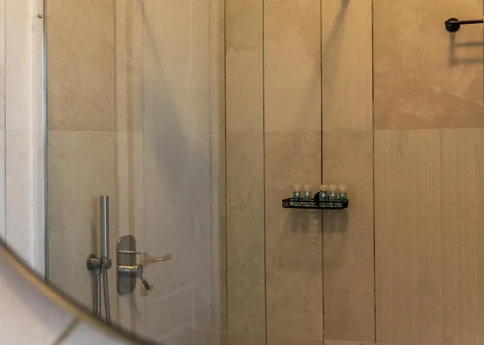 Mavrokastro アダマス