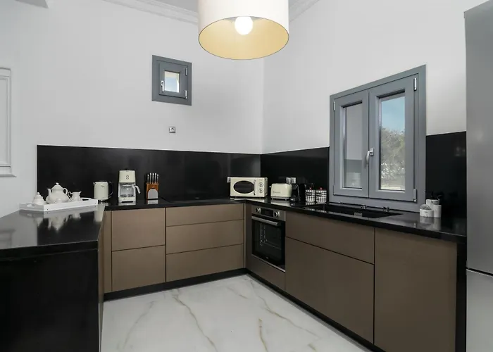 Mavrokastro * 아다마스